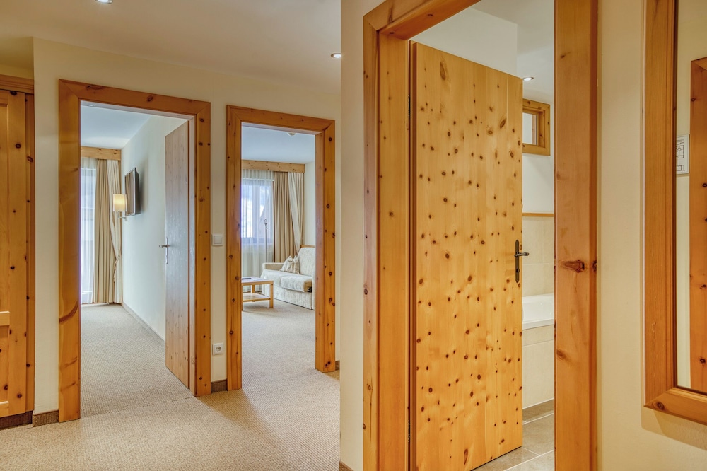 Panoramic Suite, 1 Bedroom, Mountain View photo 2