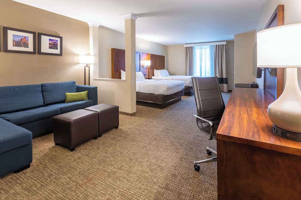 Suite, 2 Queen Beds, Non Smoking (Living Room) photo 3