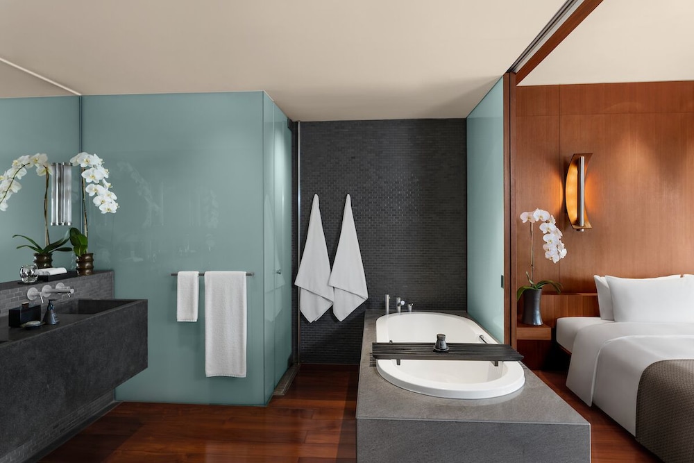Superior Suite, Bathtub, Lake View, 5F-7F photo 3