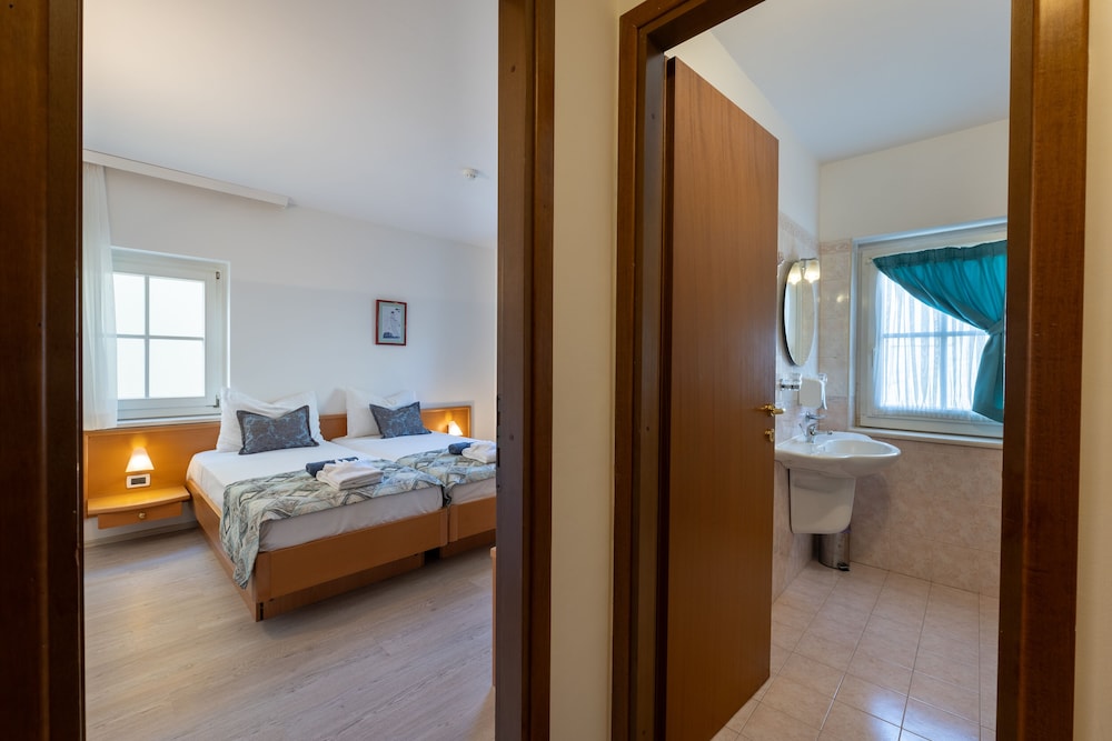 Standard Room, 2 Twin Beds - Photo 10