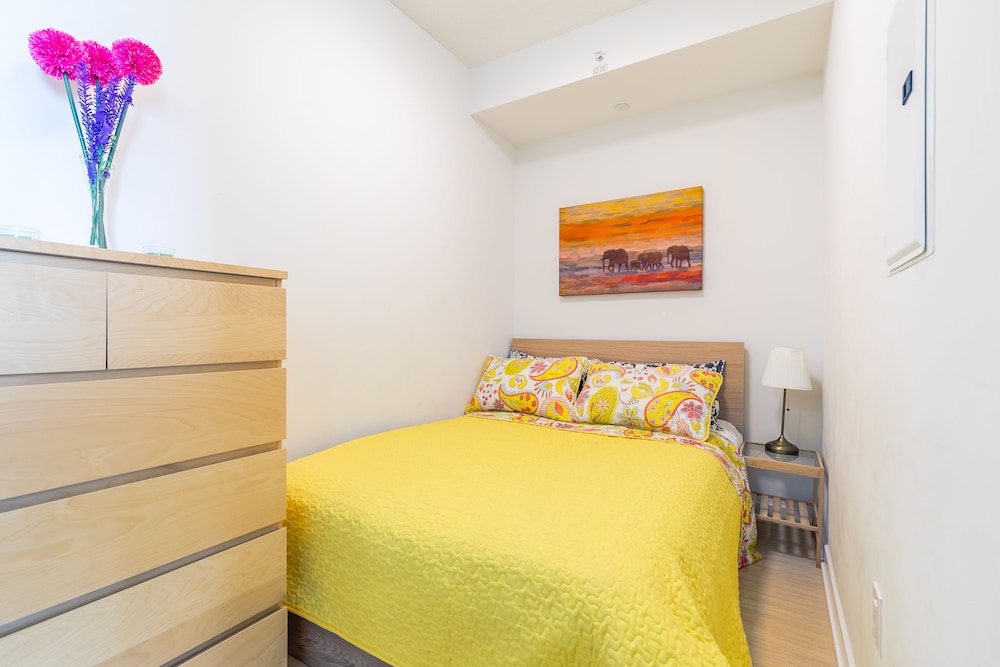 City Apartment, Multiple Beds, Kitchen, Partial Lake View photo 1