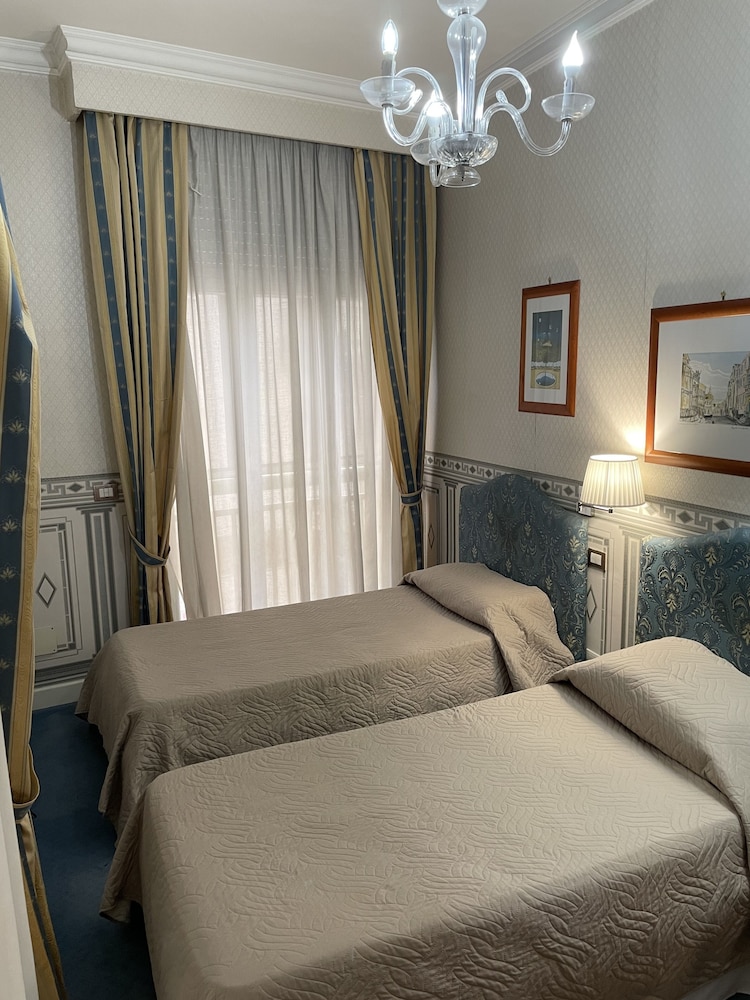 Comfort Twin Room, 2 Twin Beds, Ensuite, City View photo 1