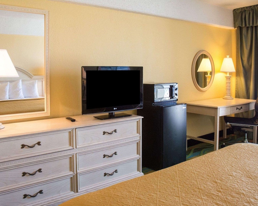 1 King Bed (Partial Ocean/Pool View) With Private Balcony