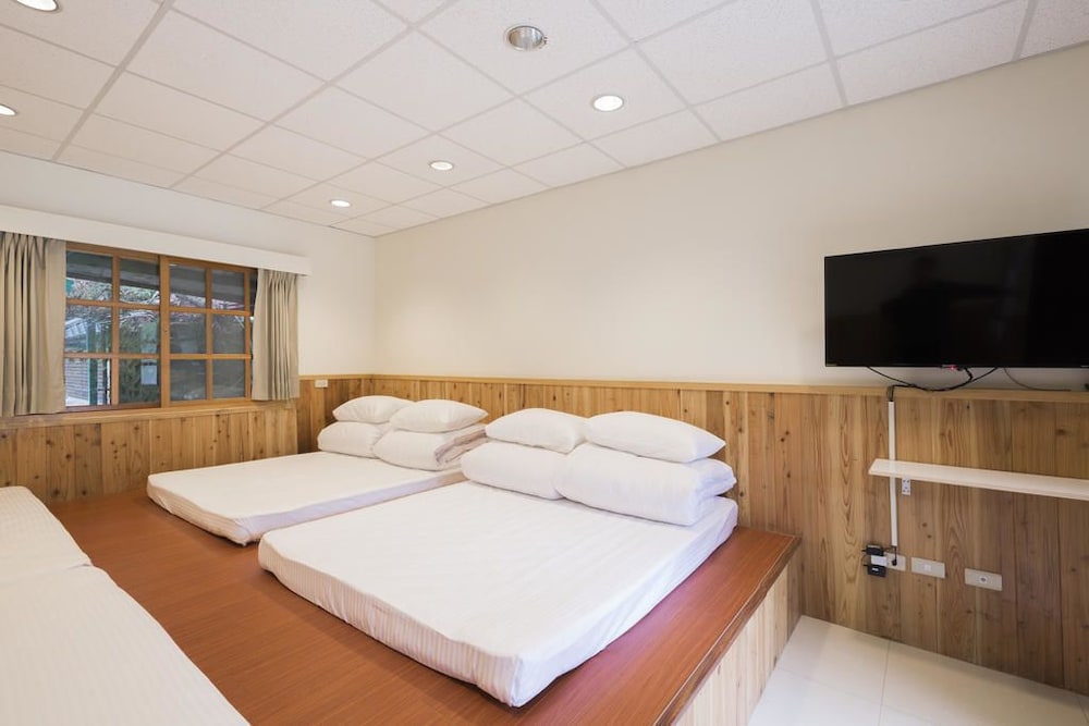 Family Room, Multiple Beds, Shared Bathroom photo 3