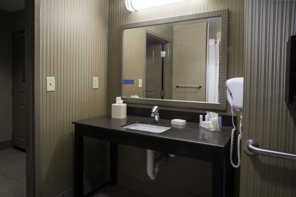 Room, 1 King Bed, Accessible, Bathtub - Photo 2