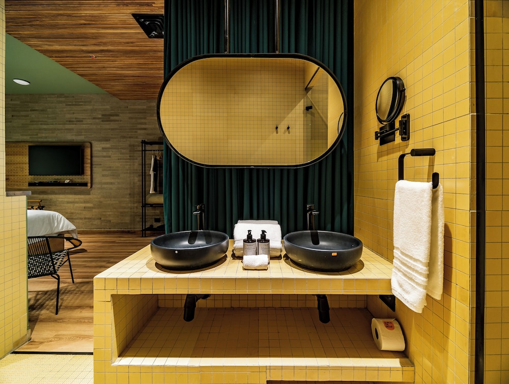 Grand Studio Suite, 1 King Bed, Hot Tub, Ground Floor photo 3