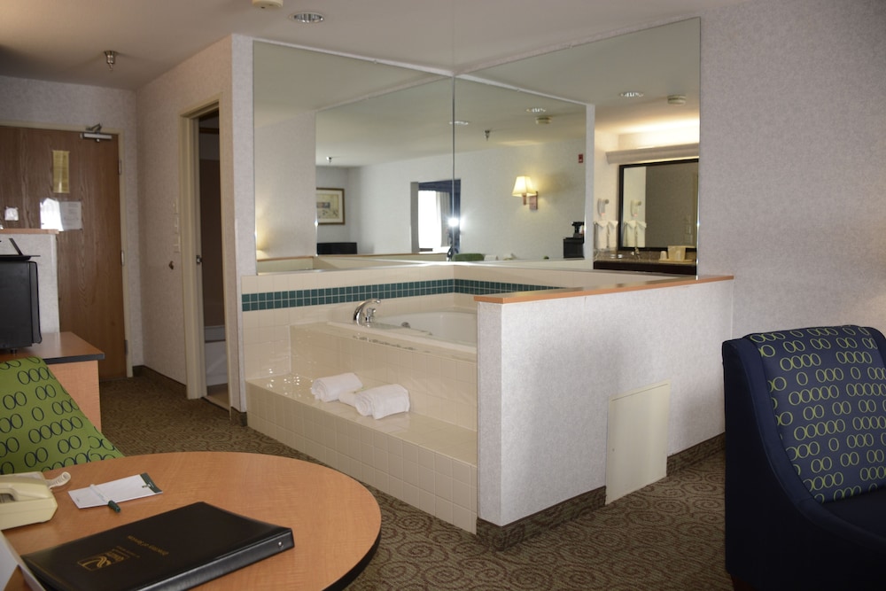 Suite, 1 King Bed with Sofa bed, Non Smoking, Jetted Tub photo 3