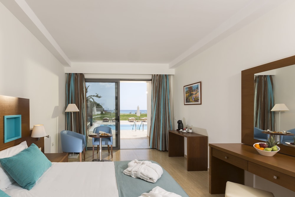 Junior Studio Suite, Sea View (Sharing pool) photo 2