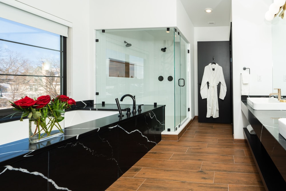 Presidential Suite - Partial Lake View