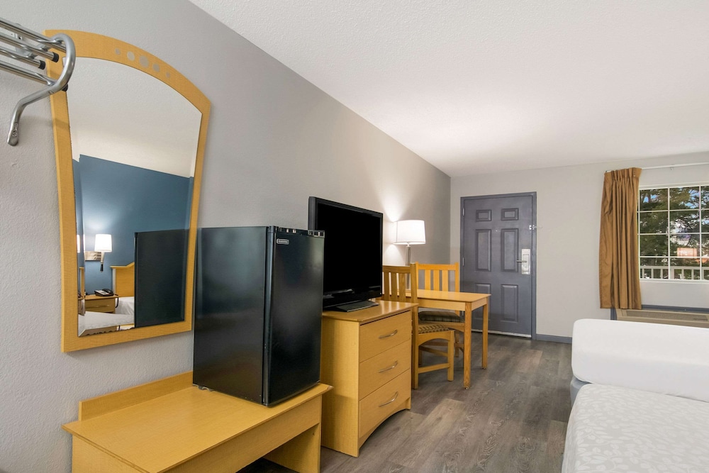 Standard Room, 2 Queen Beds, Non Smoking, Ground Floor - Photo 4