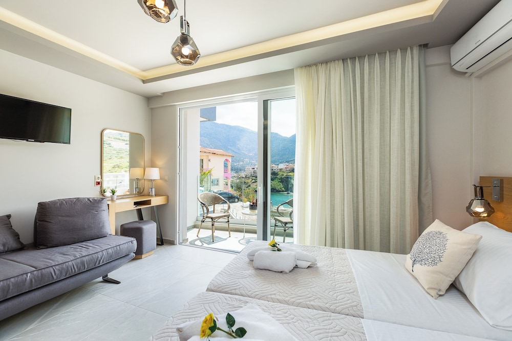 Deluxe Studio with Sea View 2\-4 Pax photo 2