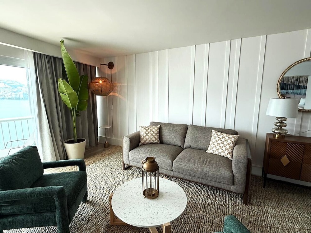 Royal Suite King Partial Ocean View photo 3