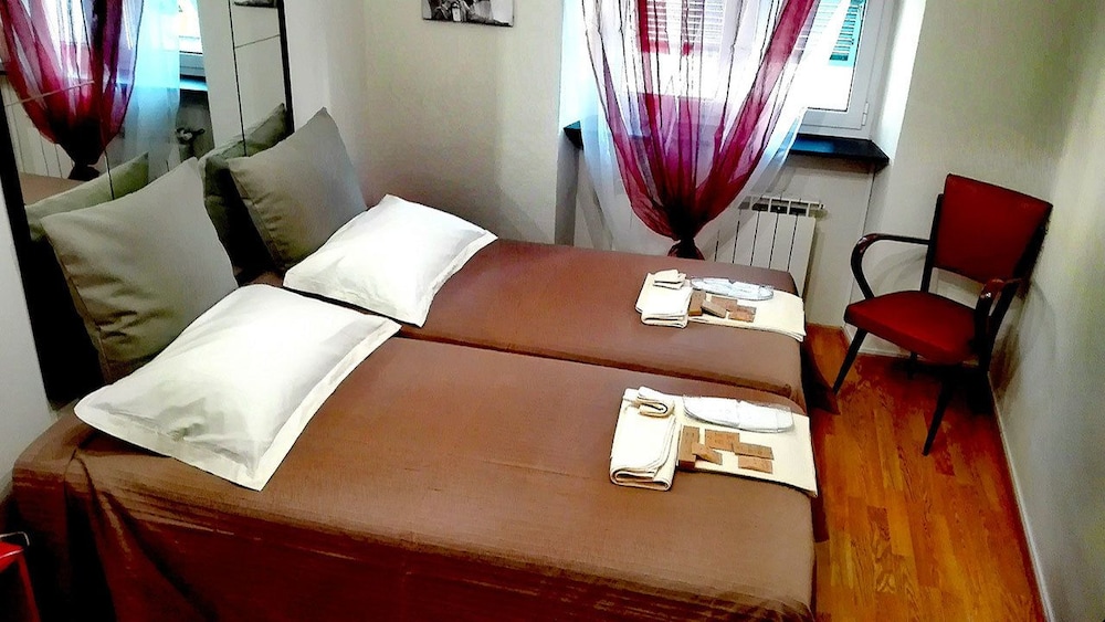 Room, 2 Twin Beds, Shared Bathroom