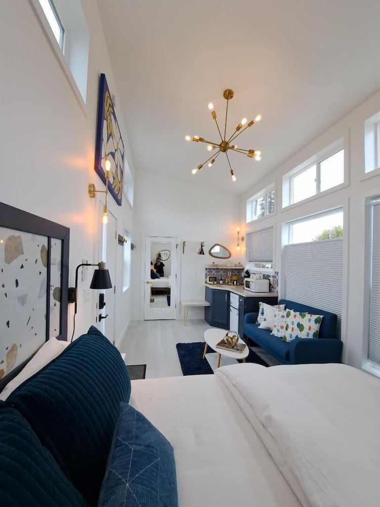 Deluxe Cottage, 1 Queen Bed, Courtyard View photo 2