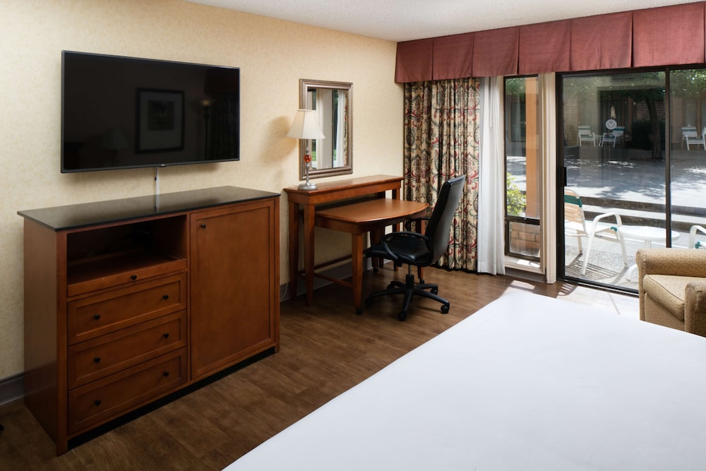 Premium Room, 2 Queen Beds, Pool View - Photo 3