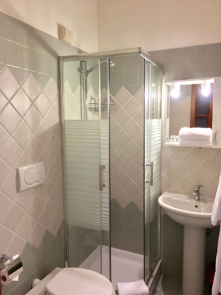 Double, External Private Bathroom photo 2