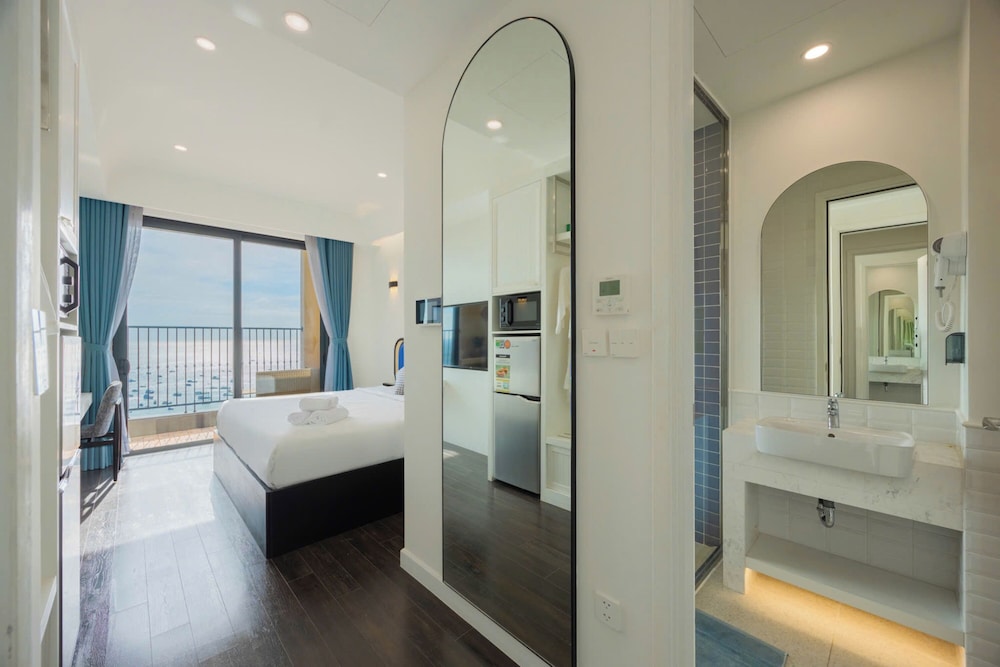 Studio, 1 King Bed, Balcony, Ocean View