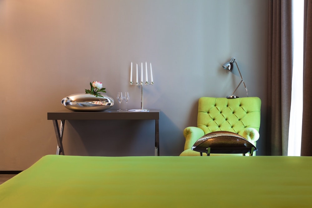 Suite (Skyline) - Photo 1