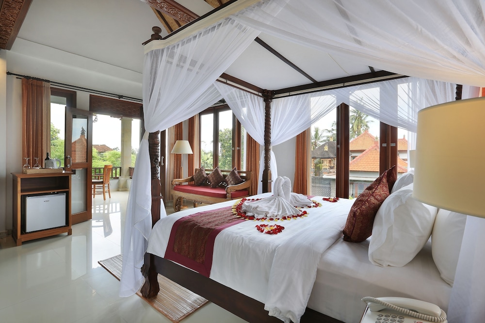 Luxury Suite, 1 King Bed, Valley View, Poolside