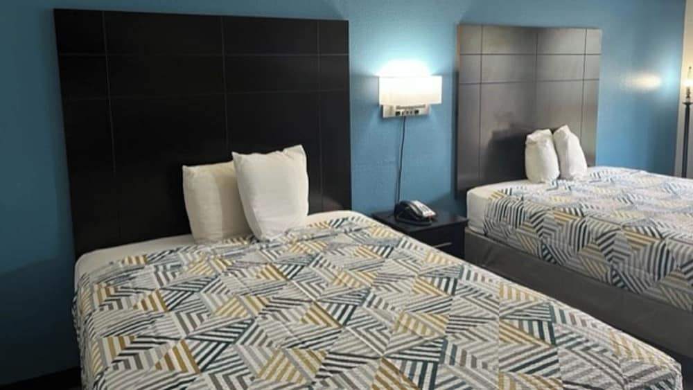 Standard Room, 2 Queen Beds, Non Smoking, Refrigerator & Microwave - Photo 3