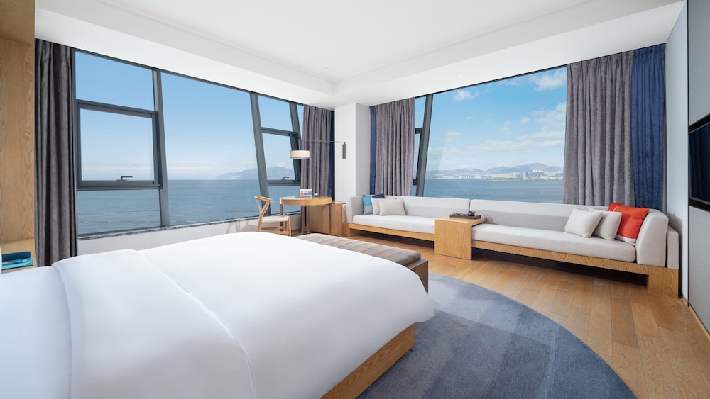 Standard Room, 1 King Bed (270 Degree Erhai View Cangshan View)