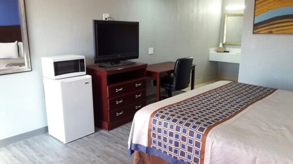 Standard Room, 1 King Bed, Non Smoking photo 2