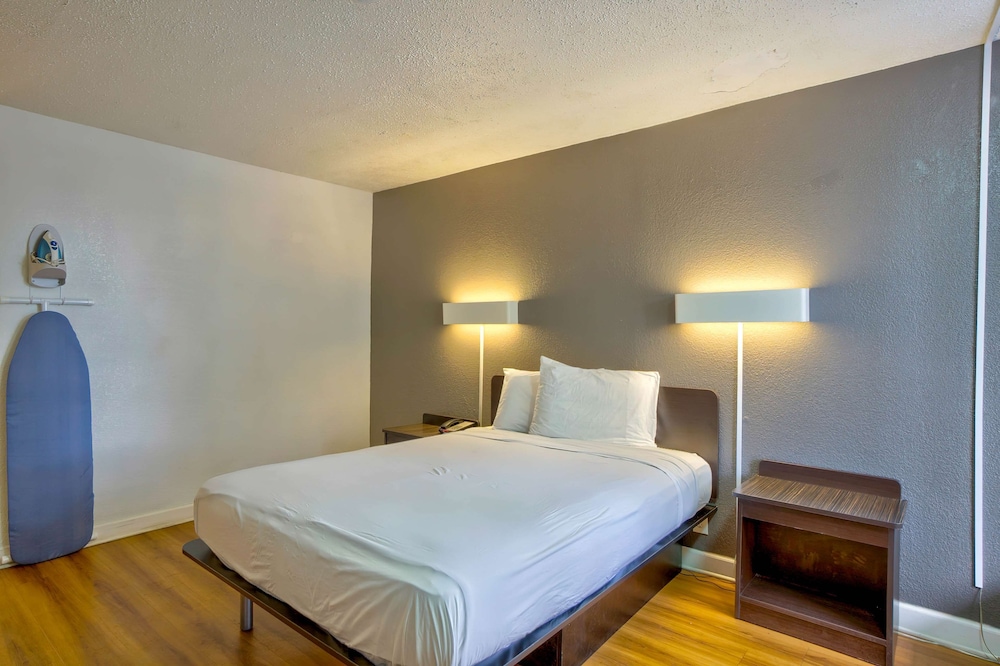 Standard Room, 1 Queen Bed, Smoking, Kitchenette photo 2