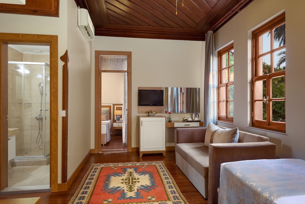 Family Room thumbnail 5