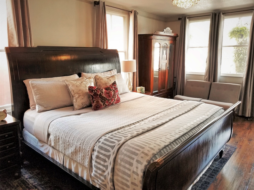 Signature Room, 1 King Bed, Private Bathroom