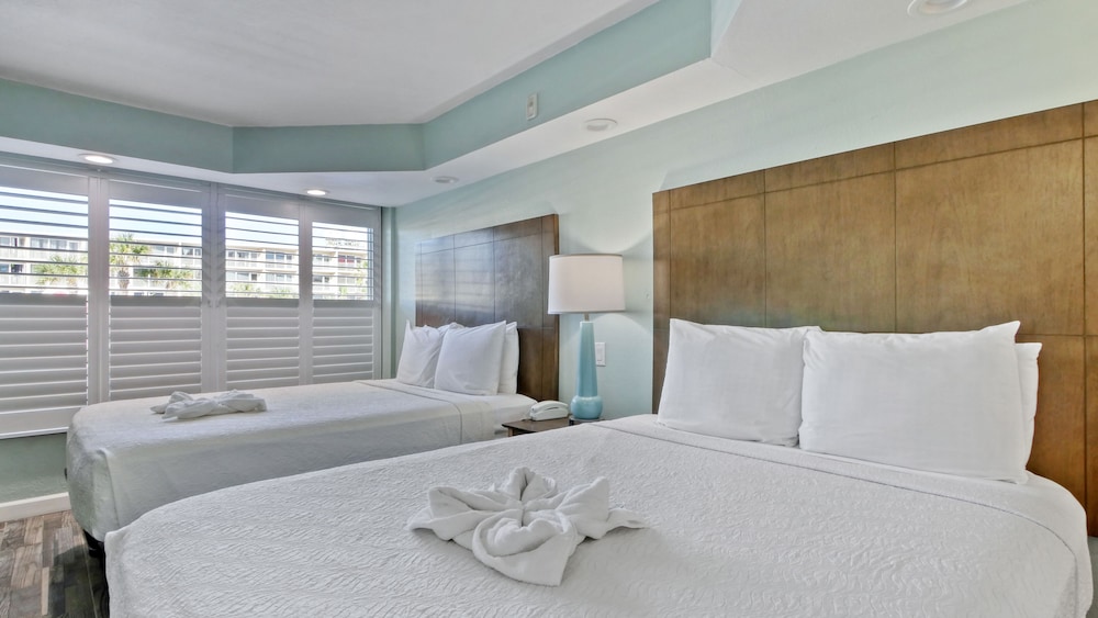 Room, 2 Queen Beds, City View - Photo 7