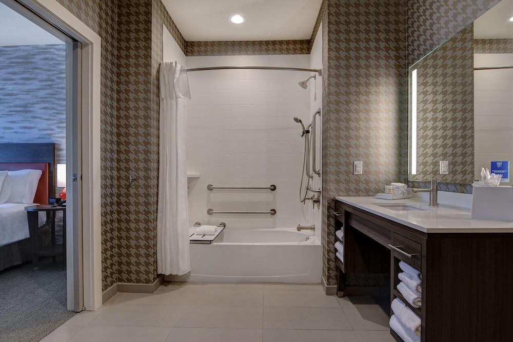 Suite, 1 Queen Bed, Accessible, Bathtub (Mobility & Hearing) - Photo 6