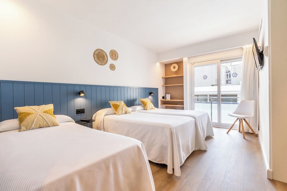 Standard Triple Room, City View - Photo 1
