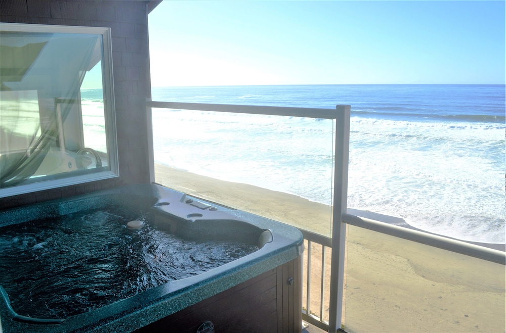 Luxury Suite, 2 Bedrooms, Hot Tub, Oceanfront (Access via Stairs) photo 1