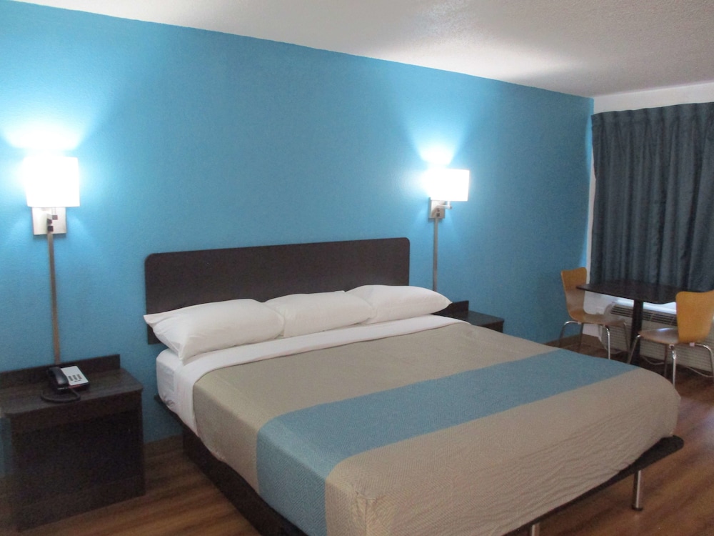 Standard Suite, 1 King Bed, Non Smoking, Refrigerator & Microwave - Photo 1