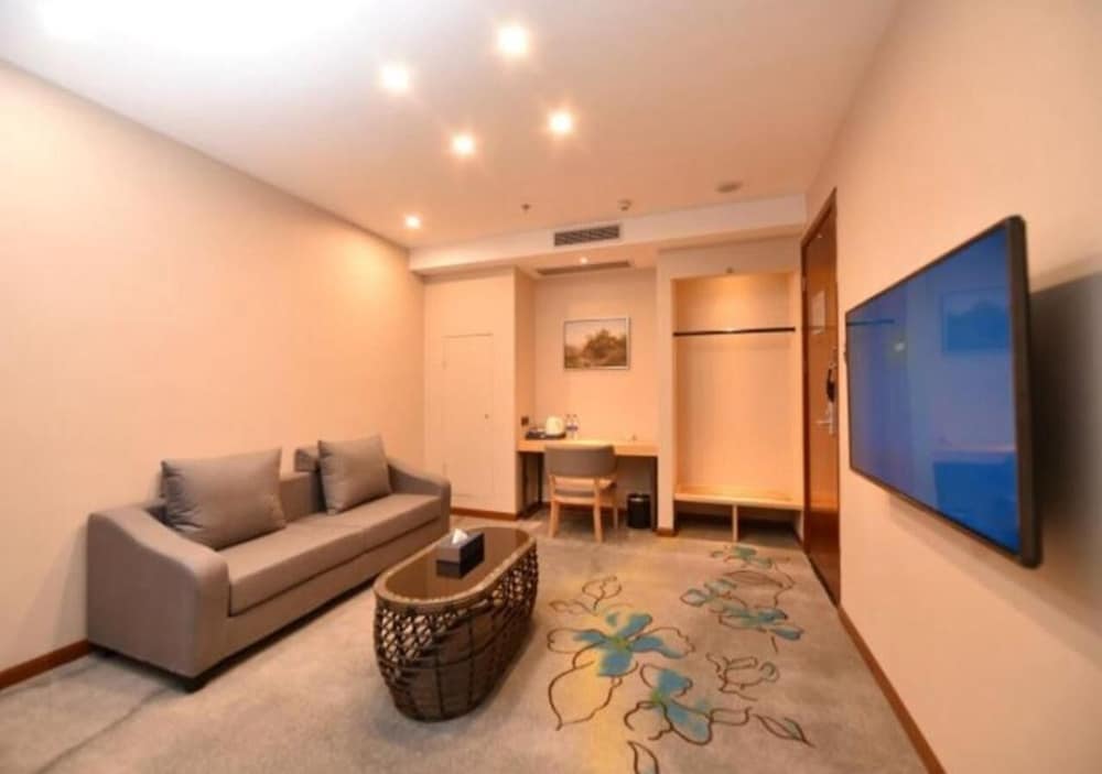 Deluxe Suite, 1 King Bed, Smoking photo 1