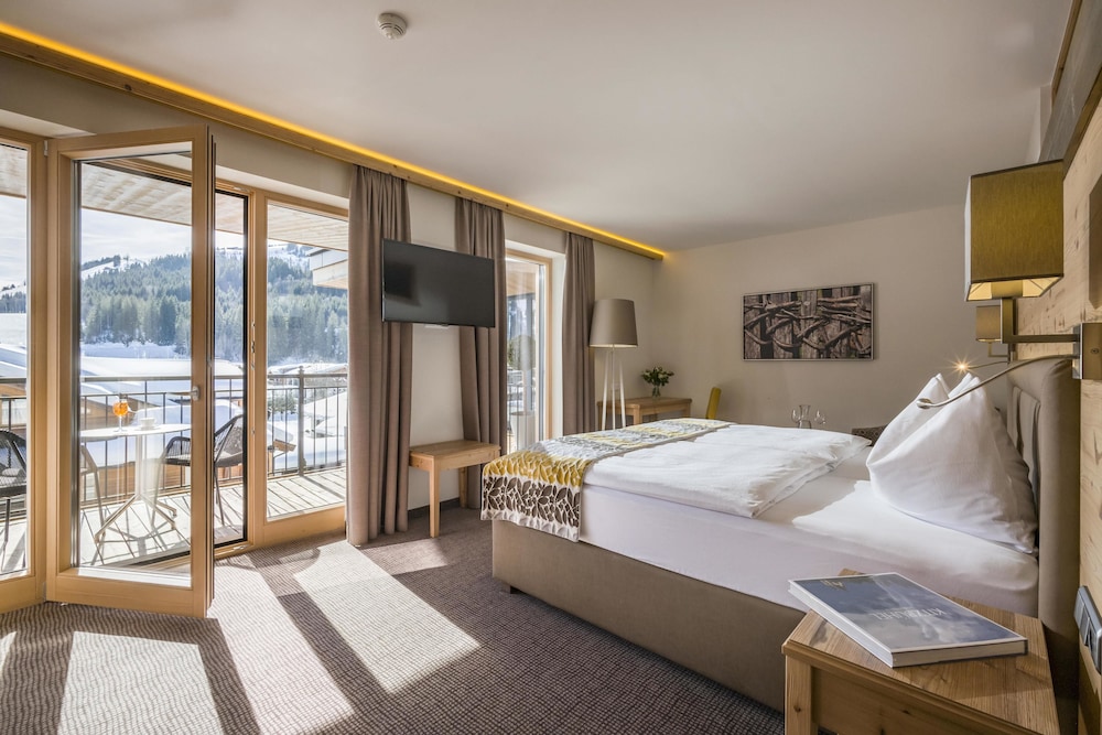 Panoramic Suite, 1 Bedroom, Bathtub, Mountain View