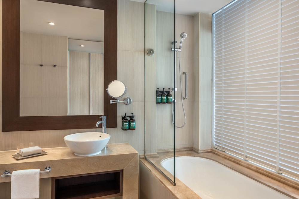 Deluxe Room, 2 Twin Beds (Plaza View) photo 3