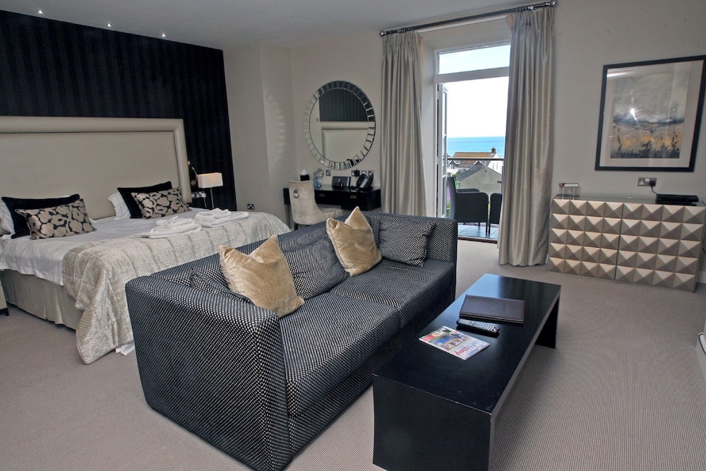 Room 8 photo 1