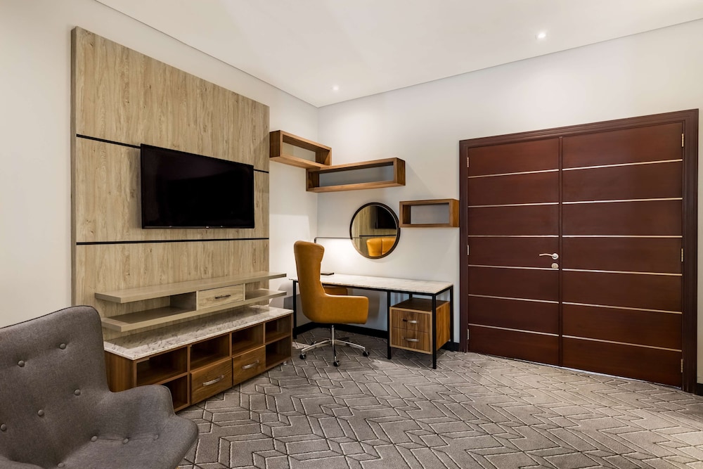 Suite, Pool View - Photo 18