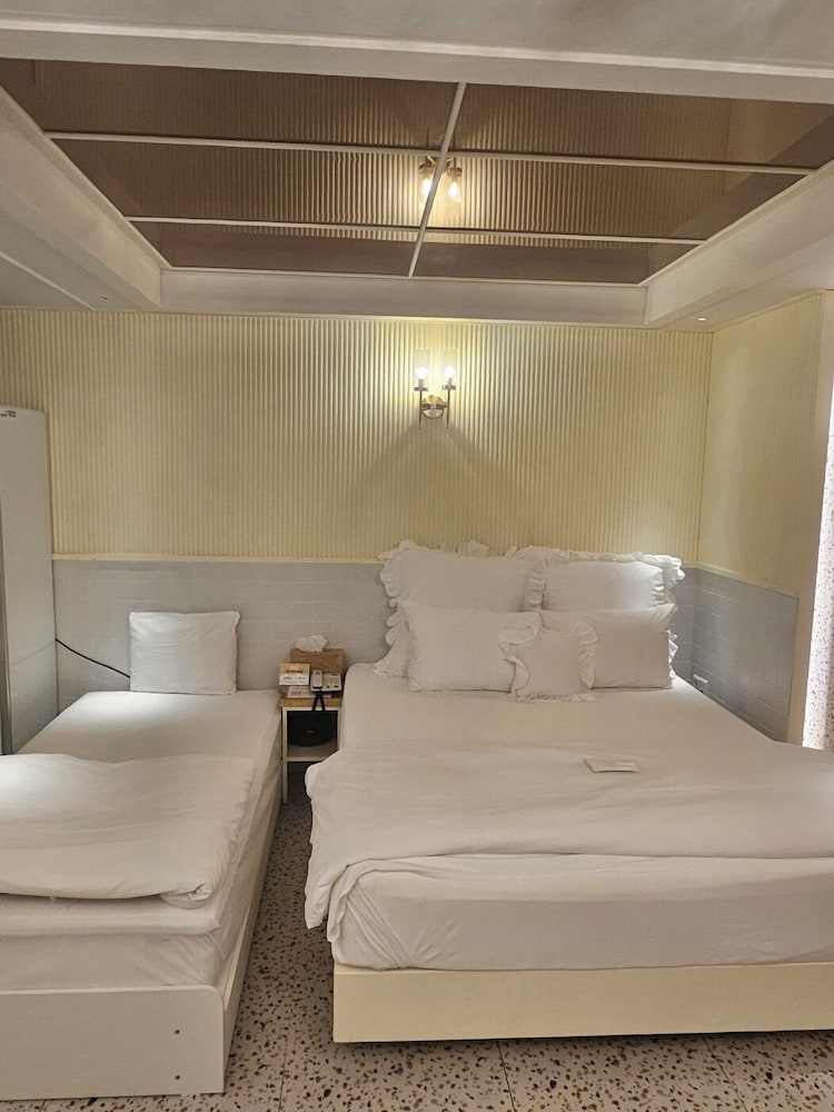 Premium Suite Twin - Photo 5