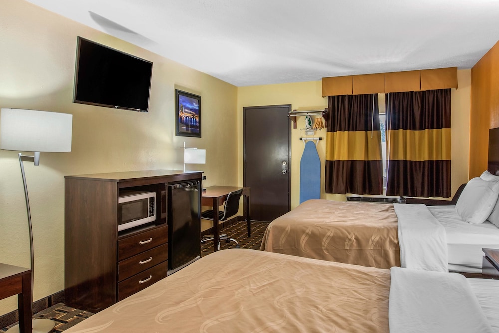 Standard Room, 2 Queen Beds, Non Smoking - Photo 1