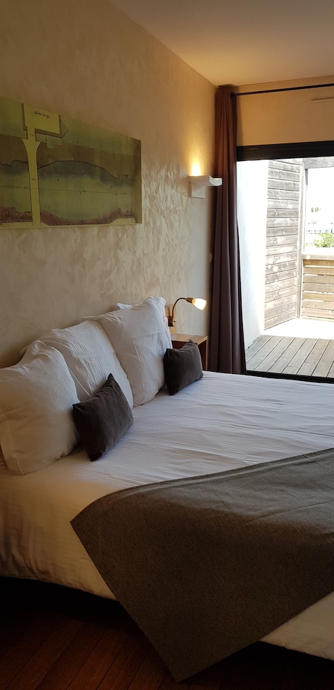 Comfort Suite, Jetted Tub - Photo 8