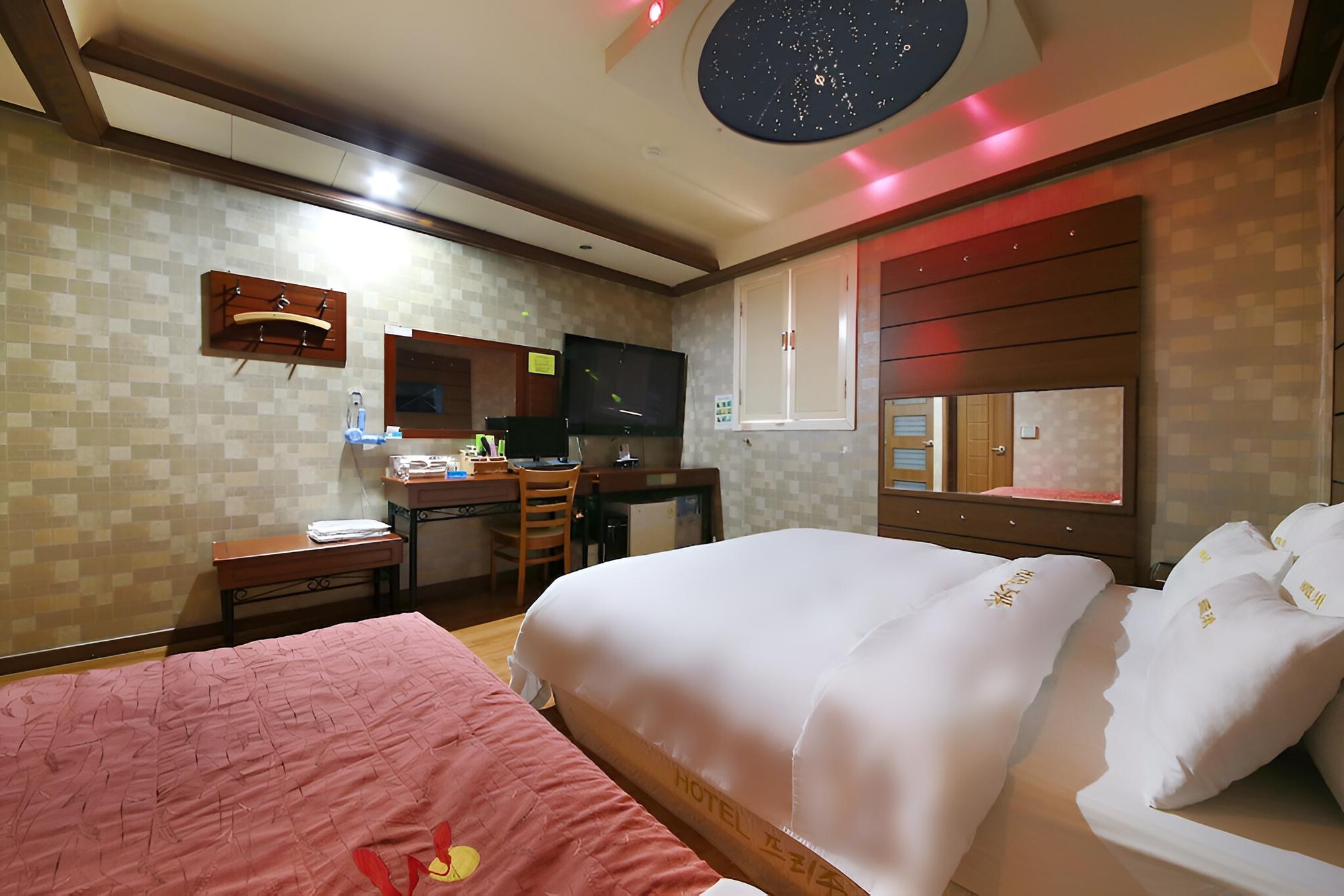 Room (General (no grilling or cooking in th) - Photo 10