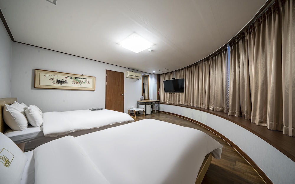 Room (SUITE TWIN (double + single))