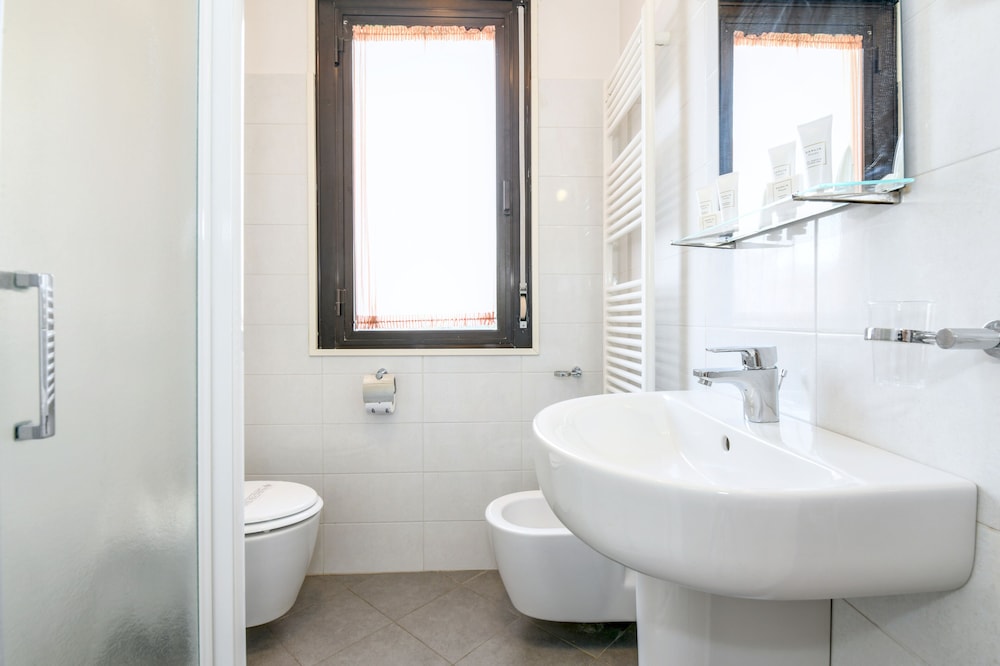 Double or Twin Room - Photo 10