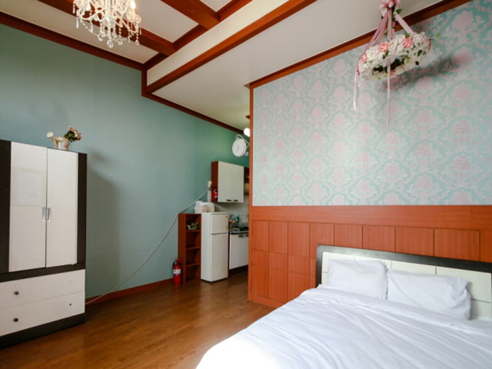 Room (Lavender) - Photo 6