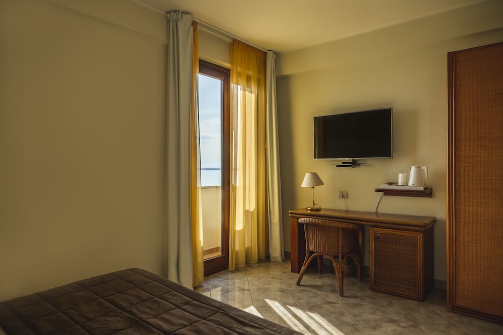 Superior Room, 1 Queen Bed photo 3