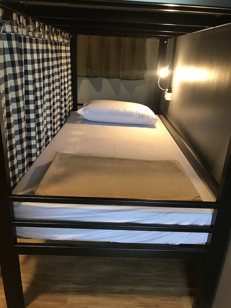 8-Bed Mixed Dormitory photo 3