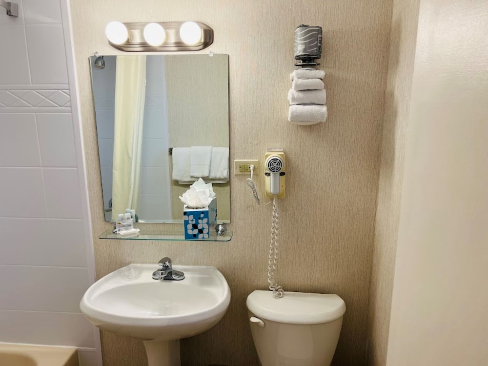 Standard Room, 2 Queen Beds, Refrigerator & Microwave - Photo 6