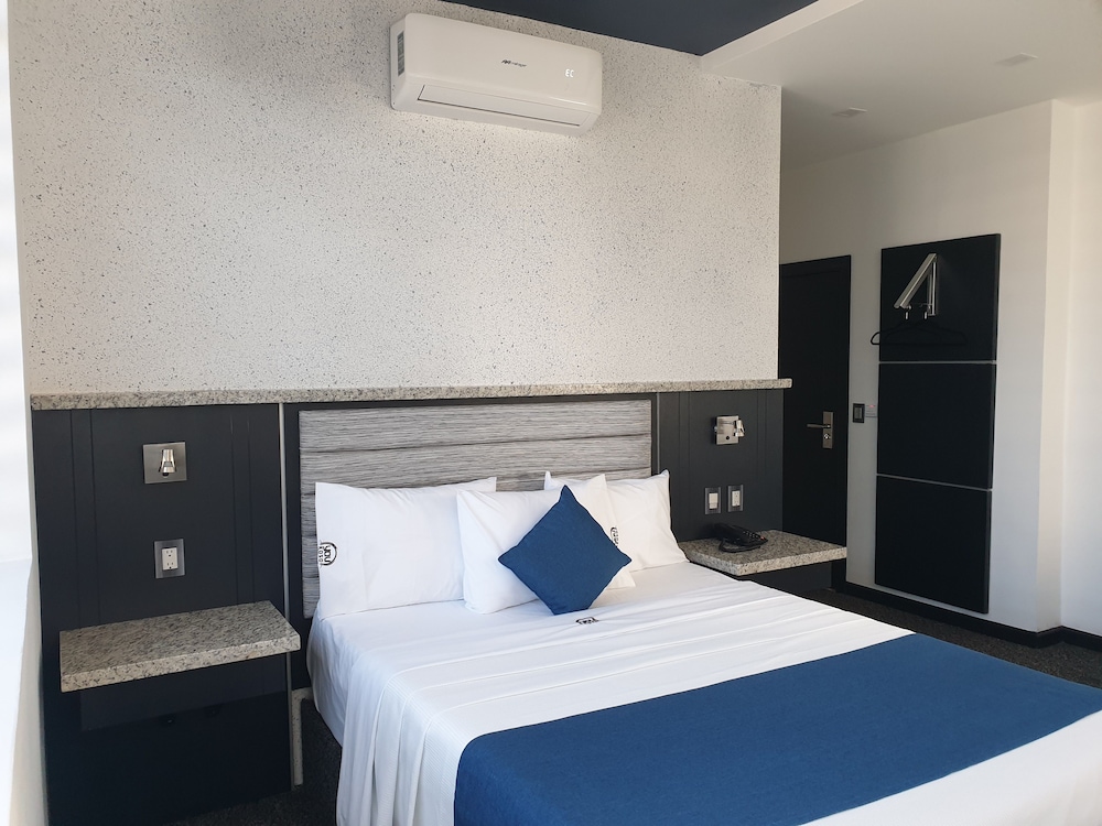 Deluxe Room, 1 Queen Bed photo 1